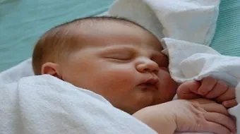 ما الحكمة من حلق شعر المولود