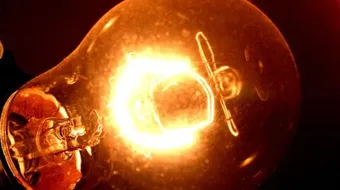 متى اخترع المصباح الكهربائي