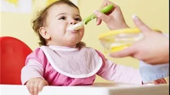 متى يأكل الطفل