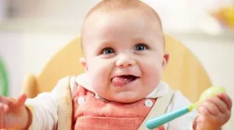 متى يبدأ الطفل بالأكل