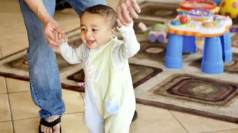 متى يبدأ الطفل بالكلام والمشي