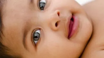 متى يثبت لون بشرة المولود