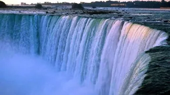 أين توجد شلالات نياجرا