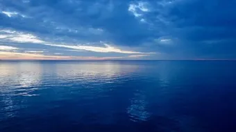 أين يقع البحران اللذان لا يلتقيان