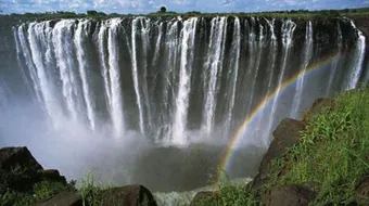 أين تقع شلالات فكتوريا وكم يبلغ ارتفاعها