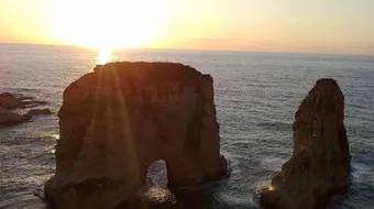 أين تقع صخرة الروشة