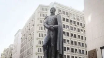 أين يقع ميدان سيمون بوليفار