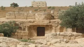 أين يقع كهف أصحاب الكهف