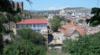 أين تقع مدينة غرناطة