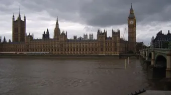 أين يوجد برج الساعة