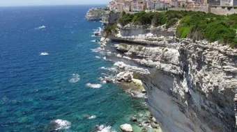 أين تقع جزيرة كورسيكا