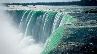 أين تقع شلالات نياجرا في كندا