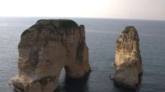 أين يقع معلم صخرة الروشة