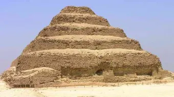 أين يوجد هرم سقارة