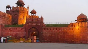 أين توجد القلعة الحمراء