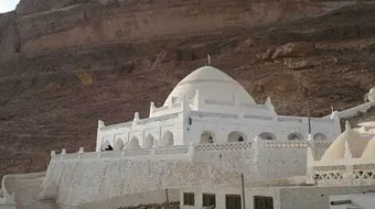 أين يقع قبر النبي هود