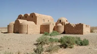 أين يقع قصر عمرة