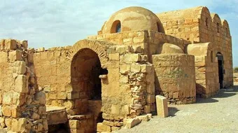 أين يوجد قصر عمرة