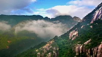 أين يقع الجبل الأصفر