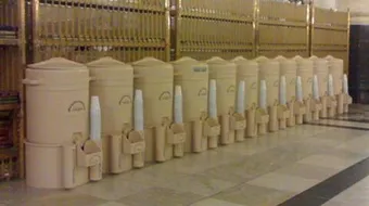 أين يقع بئر زمزم