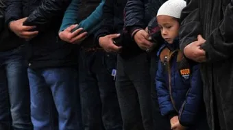 أين توضع اليدان في الصلاة