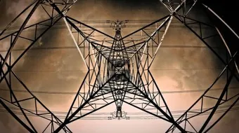 من إخترع الكهرباء ومتى