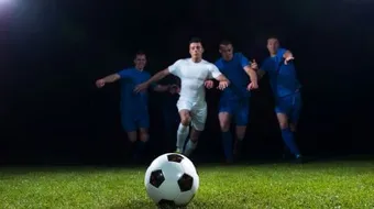 من اخترع لعبة كرة القدم