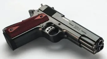 من إخترع المسدس