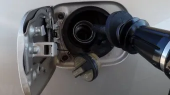 لماذا نحب رائحة البنزين