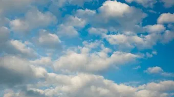 لماذا يكون لون السماء أزرق