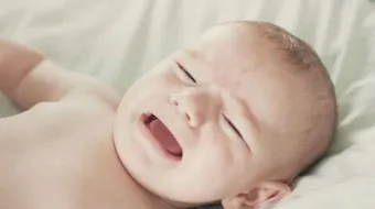 لماذا يصرخ الطفل عندما يولد