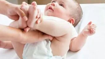 لماذا يكون لون البراز أخضر عند الأطفال