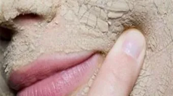 قناع الخميرة وماء الورد