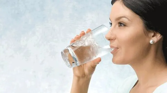 فوائد شرب الماء للبشرة الدهنية