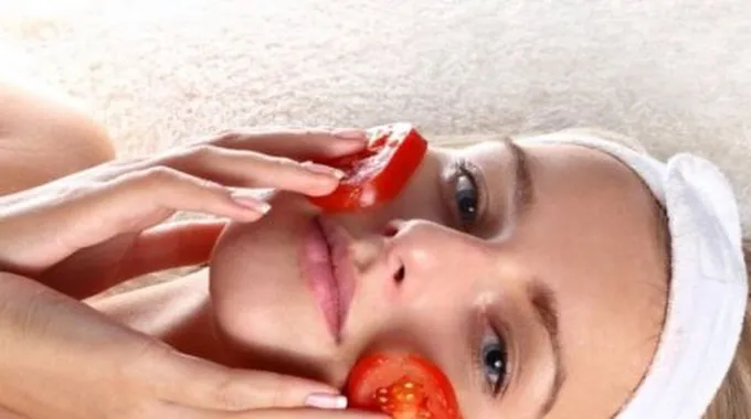 فوائد الطماطم للبشرة الدهنية