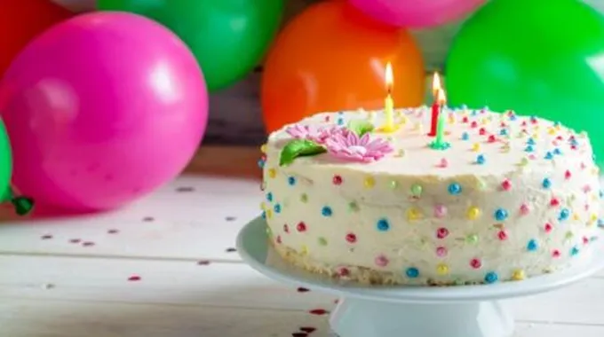 كيك عيد ميلاد بالأسماء