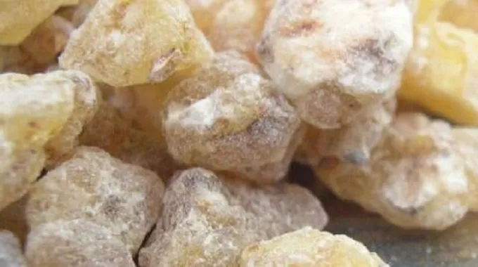 فوائد المر للبشرة الدهنية