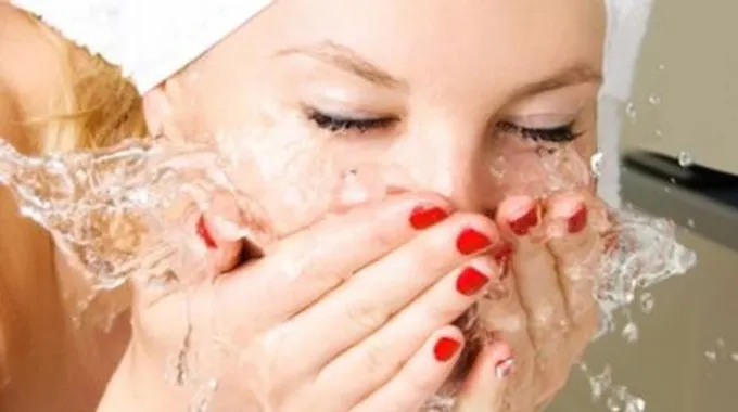 طرق العناية بالبشرة الدهنية