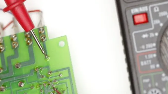 ما المقصود بتدفق الشحنة الكهربائية