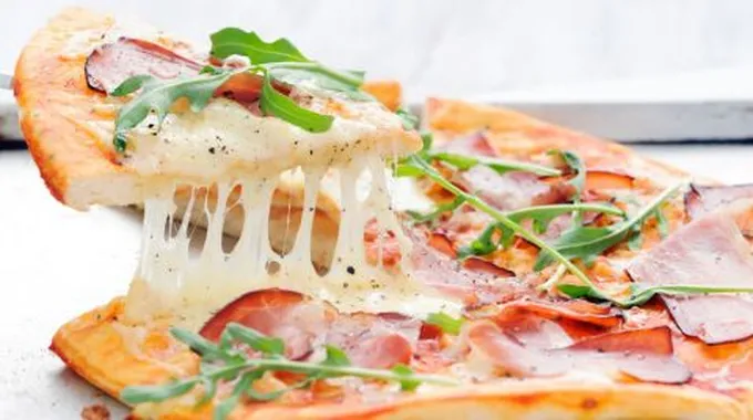 ما نوع الجبنة المستخدمة في البيتزا