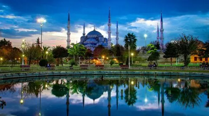 أين يقع الجامع الأزرق