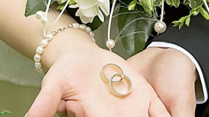 أين تلبس الدبلة